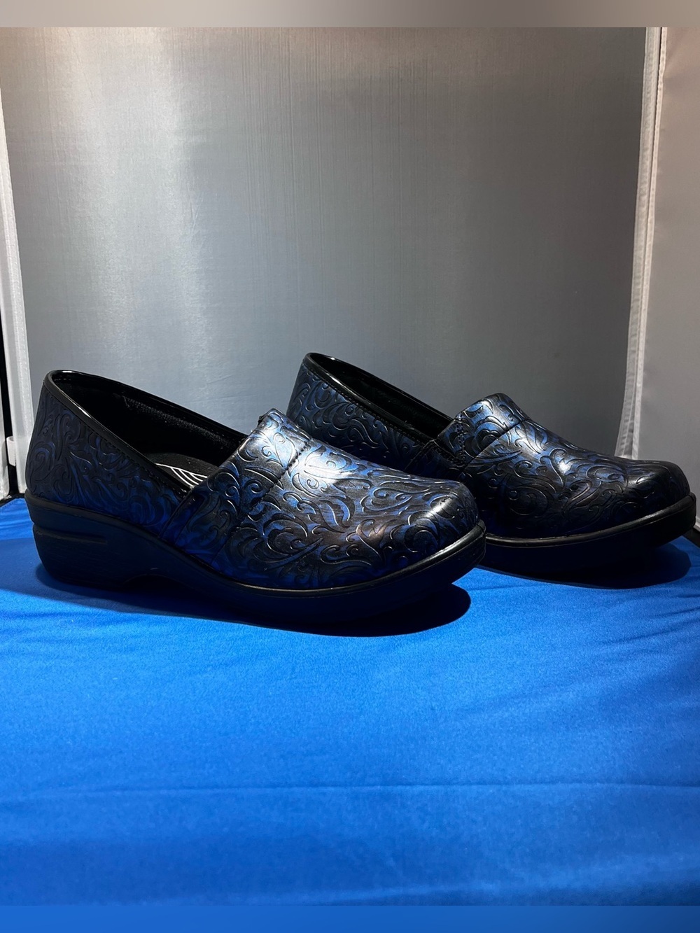 Easy Wear Laurie women’s clogs black and blue size 9.5